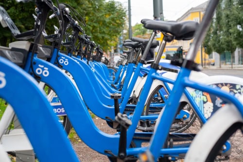 Blauwe huurfietsen