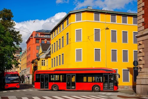 Twee rode bussen in de straten van Oslo