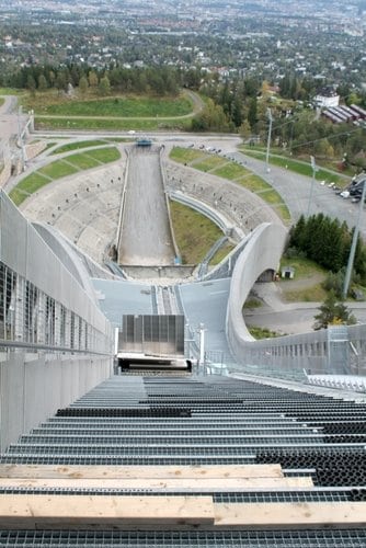 Holmenkollen skischans in Oslo, opname van bovenaf met uitzicht op de skischans