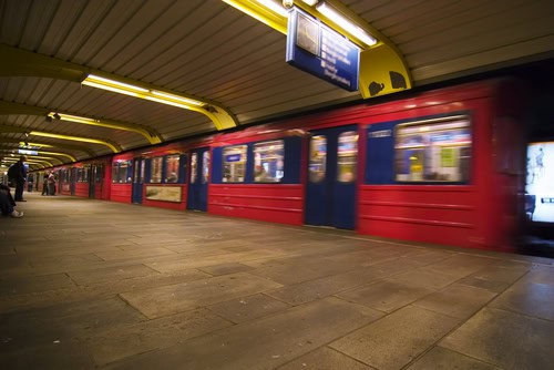 Metro op een metrostation in Oslo