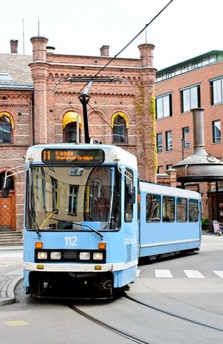 Blauwe tramlijn 112 rijdt door het historische centrum van Oslo